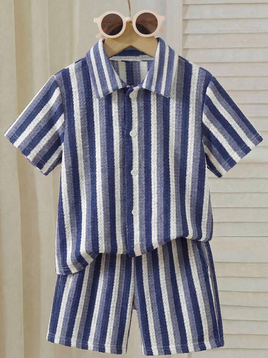 SHEIN Bộ 3 món áo thun ngắn tay và quần short dệt kim kẻ sọc dọc cho bé trai, chất liệu vải pha, thân thiện với da và thoáng khí. Áo có thiết kế kẻ sọc dọc nhiều màu với cổ áo nhỏ và tay ngắn; quần short có chun co giãn. Phong cách thường ngày năng động, phù hợp cho mặc hàng ngày, đi nhà trẻ, đi biển, v.v. Có thể mặc cả bộ hoặc riêng lẻ, tạo nên một bộ trang phục trẻ em năng động và tươi tắn, một bộ đồ thời trang cho năm học mới. - Màu xanh lam - Xem 1