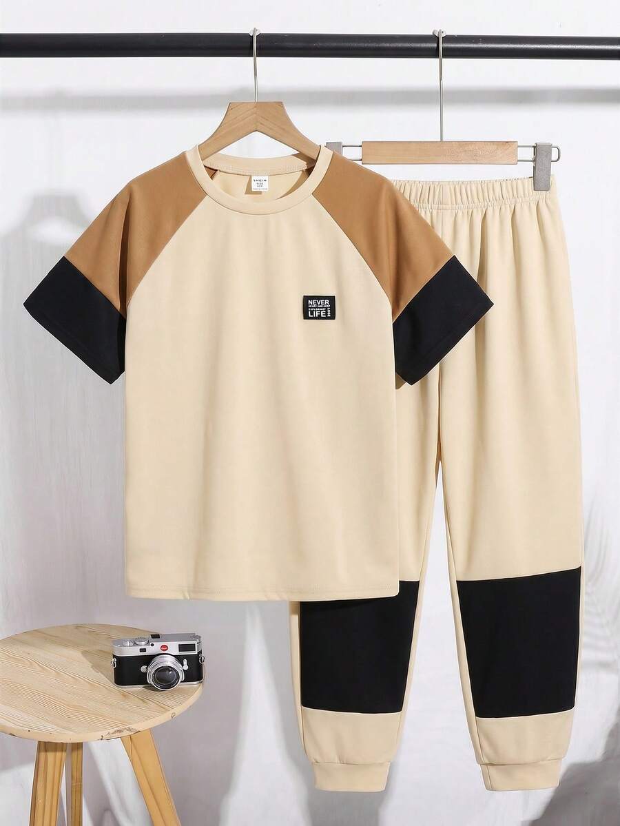 SHEIN 青少年男童休闲百搭撞色圆领T恤裤套装,适合通勤、上学、日常休闲穿着、运动、春夏穿着。 - 卡其色 - 查看 1