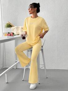 SHEIN EZwear 芥末黄针织字母刺绣T恤和喇叭裤套装 - 鵝黃色 - 查看 6