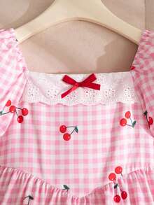 SHEIN Elladie kids 粉白格子连衣裙，樱桃印花，适合小女孩穿着。蕾丝领，缎面蝴蝶结装饰，泡泡袖，适合上学、野餐、休闲聚会等场合。 - 粉色 - 查看 4