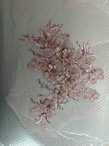 1件装饰蕾丝花卉刺绣贴花和网纱设计，立体花卉刺绣，热销钻石亮片珠饰面料贴花蕾丝花朵，DIY手工贴花服装装饰配件。 - 多色 - 查看 11