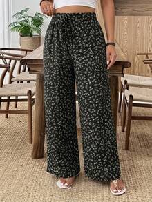 SHEIN Frenchy Quần short đi biển họa tiết hoa nhí mới dành cho nữ cỡ lớn, thích hợp cho mùa xuân/hè, phù hợp cho các dịp như Ngày Valentine, đi làm hàng ngày, quần ống rộng kẻ sọc có túi. Phong cách nghỉ dưỡng biển/sinh viên đại học, quần du lịch biển mùa hè cho nữ, quần rộng rãi thoải mái cho nữ cỡ lớn. - Đen và trắng - Xem 2