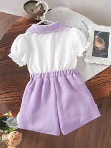 SHEIN Elladie kids Conjunto elegante y lindo para niña con camisa de cuello Peter Pan, botones de perla y mangas con volantes, talla grande shorts cortos con lazo y perlas - Morado - Ver 2