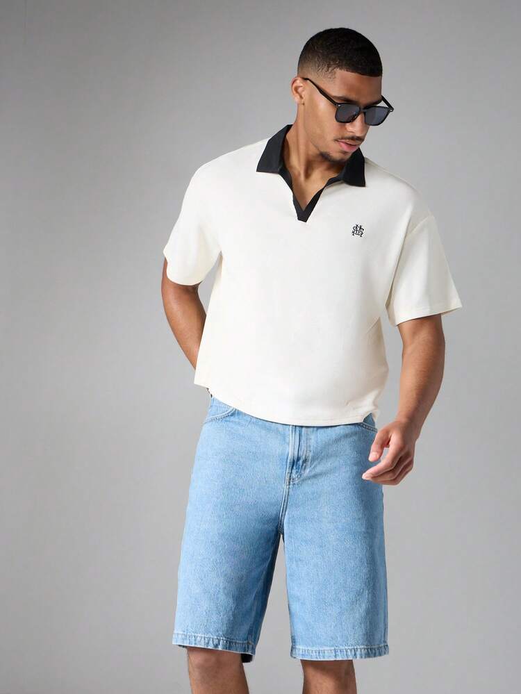 Top Essencial de Verão com Gola de Contraste, Manga Curta, Ajuste Quadrado Curto e Bordado Monogramado