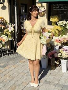 GalTyme Plus Size Women V-Neck Allover Print Ruched Fashion Date Party Dress - Pale Yellow - View 4