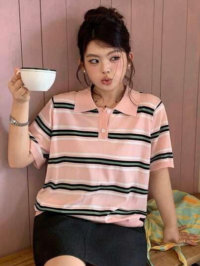 Dazy Plus 撞色条纹修身短袖 Polo 领休闲轻薄针织上衣，大码女装，春夏款