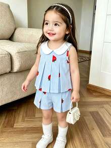 SHEIN Vintaside Kids 女嬰清新藍白條紋草莓印花荷葉領無袖上衣 + 短褲 2件套 | 歐美風學院風兒童夏季套裝。經典彼得潘領設計，搭配清爽藍白條紋面料，充滿夏日活力；點綴甜美草莓印花，搭配前褶縫剪裁 - 彩色 - 查看 9