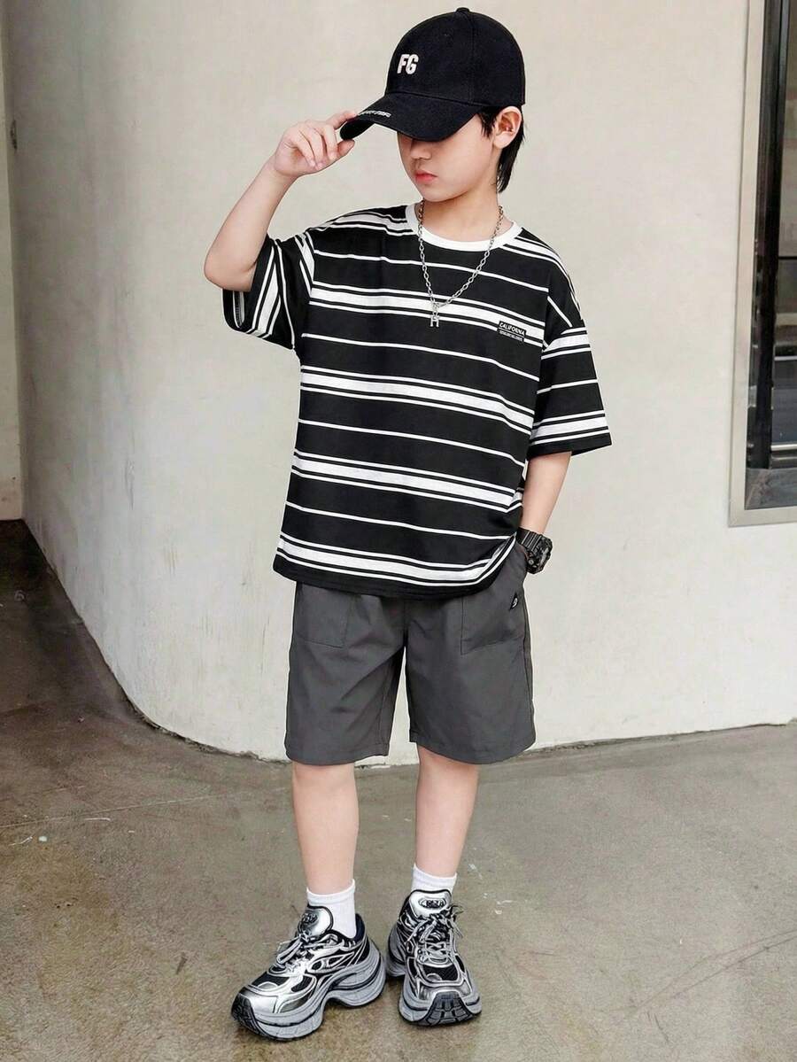 SHEIN 2 件套 Tween Boy 运动条纹圆领 T 恤和短裤,休闲街头装,适合通勤、上学、日常休闲、运动、春夏 - 白色 - 查看 1