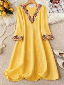 SHEIN LUNE Gaun Elegan Wanita Ukuran Besar dengan Aplikasi Bunga Warna Polos untuk Musim Gugur - Kuning - View 1