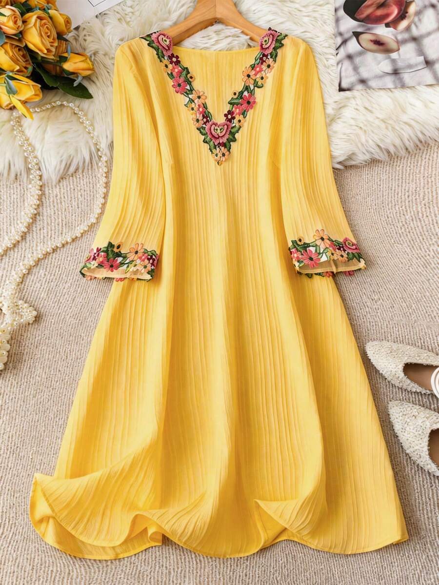 SHEIN LUNE Gaun Elegan Wanita Ukuran Besar dengan Aplikasi Bunga Warna Polos untuk Musim Gugur - Kuning - View 1