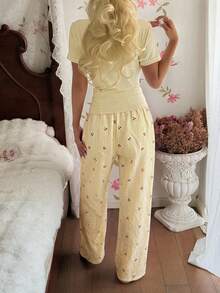 CottageSlumber Bộ đồ ngủ 2 mảnh gồm áo tay ngắn cổ chữ V viền ren và quần ống mỏng in họa tiết sọc anh đào. - Màu be - Xem 2
