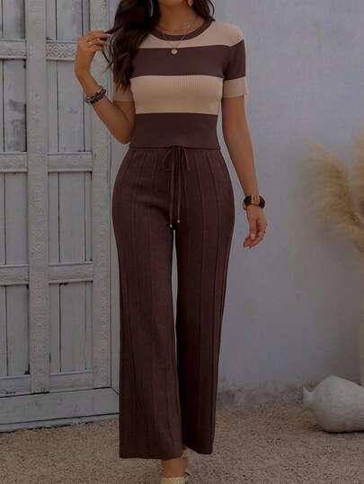 Conjunto de pants casual para mujer, tela de poliéster y elastano, suave y cómoda, ideal para cualquier temporada del año. Camiseta de manga corta, cuello redondo. Pants de pierna ancha. Ajuste de cintura natural con resorte ligero y cordón ajustable. Sin bolsillos.