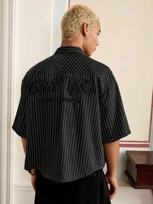 SWAVVY Kemeja Pria Ukuran Standar Kasual Lengan Pendek Bergaris Biru & Putih dengan Bordir Teks Bahasa Inggris Bermotif Bunga - Hitam - View 3