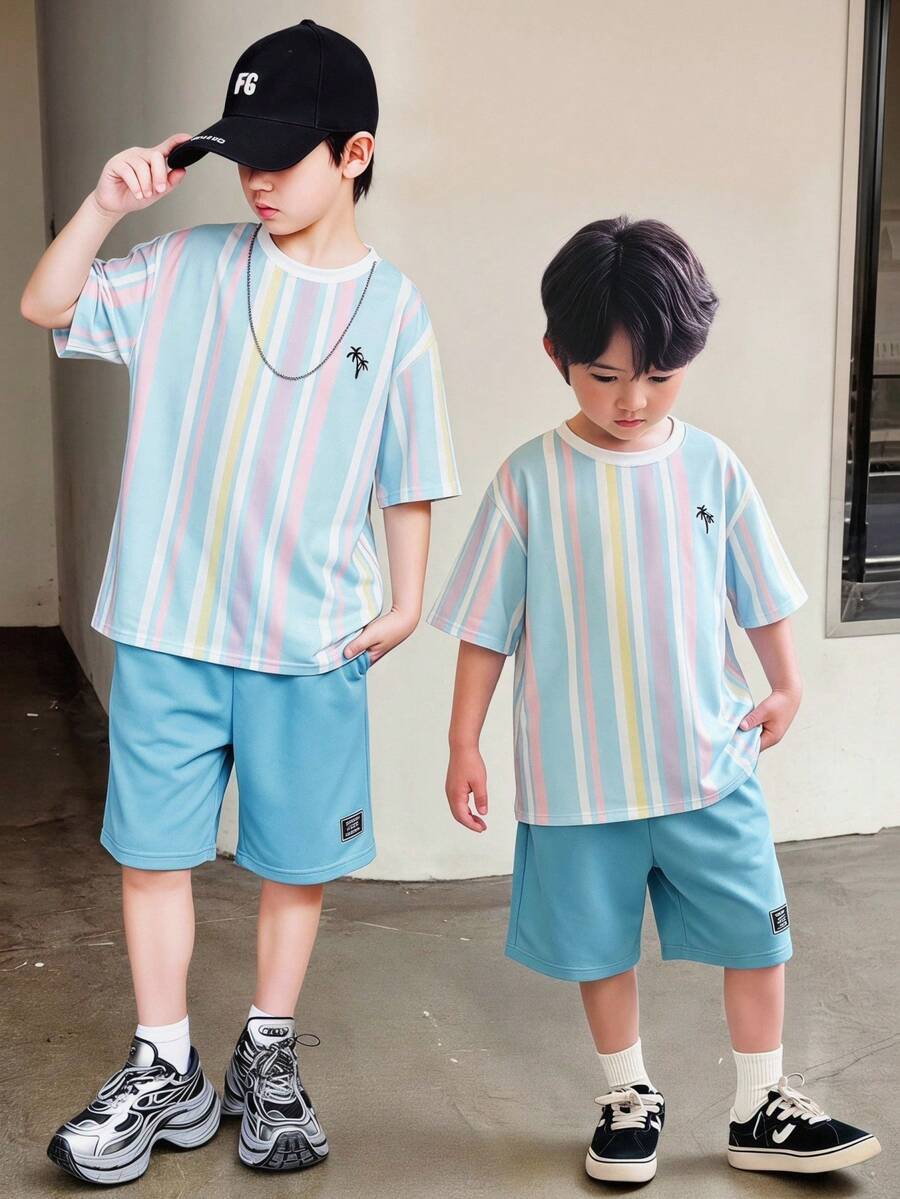 SHEIN 青少年男孩條紋和熱帶印花t卹和短褲套裝,不包括項鍊 - 彩色 - 查看 1
