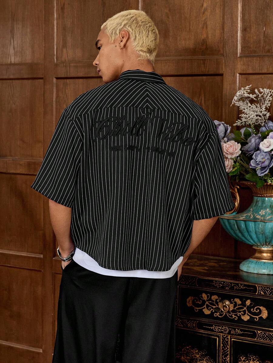 SWAVVY Kemeja Pria Ukuran Standar Kasual Lengan Pendek Bergaris Biru & Putih dengan Bordir Teks Bahasa Inggris Bermotif Bunga - Hitam - View 1