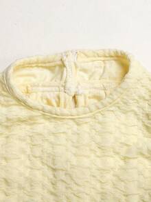 SHEIN Conjunto de top halter con volantes texturizados y pantalones casuales para niña preadolescente - Amarillo - Ver 3