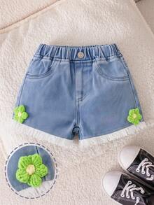 Shorts Denim para Meninas, Leve Verão Novos Lançamentos, Denim Azul Médio Lavado, Moda Urbana Fofa e Doce, Cintura Elástica com Decoração Floral, Barra com Franjas, Ajuste Relaxado Sem Elasticidade, Tecido Denim de Algodão Macio, Adequado para Uso Diário, Festa, Escola, Transporte, Coleção Primavera/Verão 2026 - Lavagem Média - Visão 1