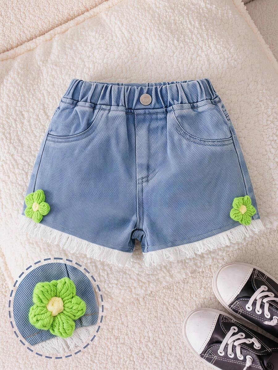 Shorts Denim para Meninas, Leve Verão Novos Lançamentos, Denim Azul Médio Lavado, Moda Urbana Fofa e Doce, Cintura Elástica com Decoração Floral, Barra com Franjas, Ajuste Relaxado Sem Elasticidade, Tecido Denim de Algodão Macio, Adequado para Uso Diário, Festa, Escola, Transporte, Coleção Primavera/Verão 2026 - Lavagem Média - Visão 1