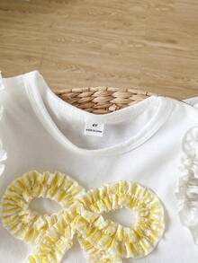 SHEIN Playful Pals Setelan Atasan Camisole Rajut Jacquard Warna Gading dengan Hiasan Ruffle dan Celana Pendek Warna Pink dengan Hiasan Ruffle untuk Anak Perempuan (Ukuran Kecil), Pakaian Musim Panas Bayi yang Lucu dan Menggemaskan - Kuning - View 4
