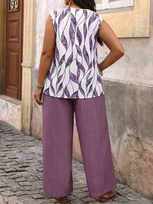 SHEIN VCAY Plus Size Vacation Solid Color V-Neck Shirt And Floral Leg Pants 2 Pieces Set - Multicolor - View 2