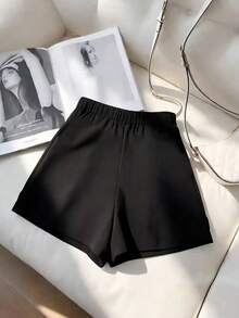 GlowEve CURVE Pantalones cortos casuales con decoración de botones para mujer de talla grande para ir al trabajo - Negro - Ver 2