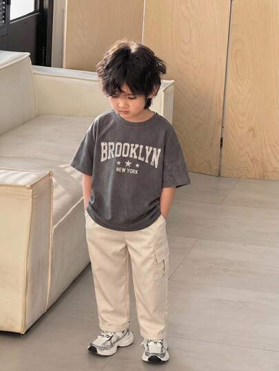 SHEIN 2pcs Young Boys Minimalist Textured Dark Grey Short Sleeve T-Shirt And Beige Cargo Pants Set, Tracksuit, Khaki Set, T-Shirt Set, Casual Collegiate Style, Soft Fabric, Comfortable And Fashionable, Suitable For Spring/Summer, Outings, Valentine's Day, Dates, Travels, Vacations, Family Gatherings, Back To School, Weddings, Galas, Sports, Birthday Parties