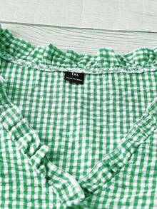 SHEIN LUNE CURVE Áo kiểu nữ cỡ lớn cổ điển kẻ caro, chất liệu vải dệt, cổ chữ V, tay cánh hoa, viền bèo nhún, dáng ôm vừa vặn, kiểu dáng thường ngày. - màu xanh lá - Xem 4