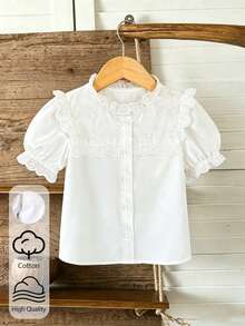 SHEIN Elladie kids 少女夏季法式優雅田園風上衣，白色純色梭織面料，短袖娃娃領上衣，袖口與領口鏤空蕾絲飾邊，全身精緻刺繡面料，泡泡袖配荷葉邊，俏皮可愛，單排珍珠白鈕扣點亮純淨背景，適合少女可愛俏皮、休閒時尚、法式極簡、甜美通勤穿搭，適用於日常上學、出遊、度假、派對、節日、派對穿著、實用時尚、島嶼風、海灘週末、夏季穿搭 - 白色 - 查看 8