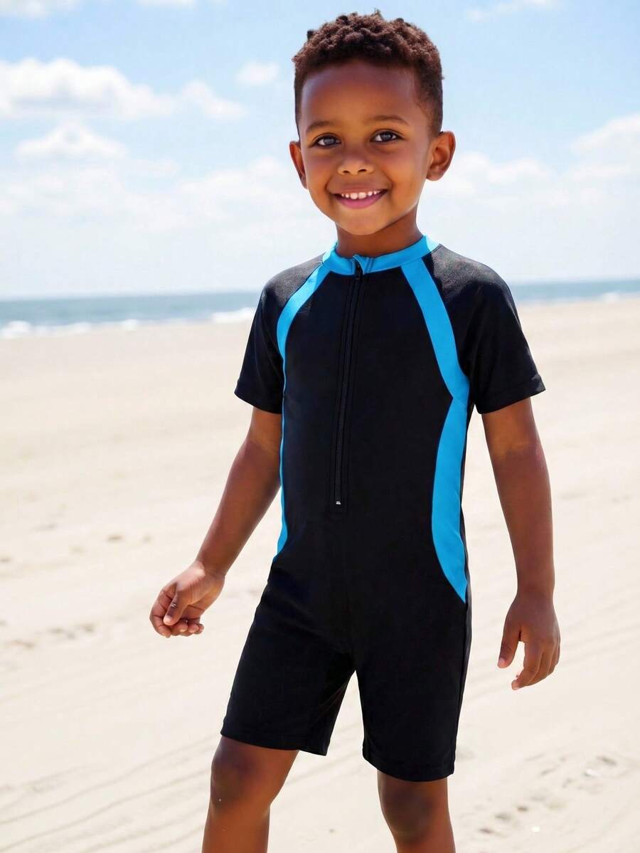 SHEIN Little Byeori 2 件装年轻男孩度假休闲卡通图案拼色短裤和短袖泳衣套装，适合海滩、冲浪、游泳、海滩度假、春夏季 - 黑色 - 查看 1