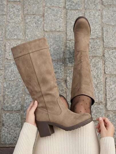 Bota alta mujer, tacón ancho, caña larga, diseño elegante, suela antideslizante, acabado suave, ajuste cómodo, cierre práctico, material resistente, ideal para otoño e invierno, complemento versátil, look sofisticado, outfit con vestidos o faldas, confección de calidad, calzado femenino, uso diario, catálogo zapatería, opción para regalo especial, estilo distinguido.