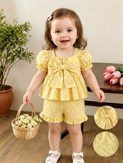SHEIN Babygirls Summer Yellow Square-Neck Bubble Top And Shorts Set, Featuring A Fashionable, Fresh And Sweet Country Style. It Is Made Of Jacquard Twill Fabric, With Its Own Three-Dimensional Texture. The Square-Neck Bubble Short-Sleeve Design Is Paired With A Large, Three-Dimensional Bow On The Chest. The Loose Fit Is Just Right In Thickness, Suitable For Attending Weddings, Parties, One-Year Birthday Celebrations, Taking Photos, And Going To School For Studies.
