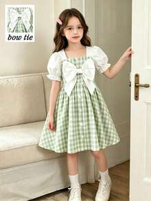 SHEIN Elladie kids 女童夏季新款绿白格纹蝴蝶结装饰连衣裙，法式方领泡泡袖设计，超大白色蝴蝶结和仿珍珠纽扣点缀，A字喇叭裙摆，柔软透气，复古乡村风，适合日常穿着、野餐、生日派对、拍照等各种场合，可爱又时尚，法式简约风，通勤穿搭，适合派对穿着，实用又时髦，充满海岛风情，适合海滩周末度假，是夏季的理想之选。 - 綠色 - 查看 5