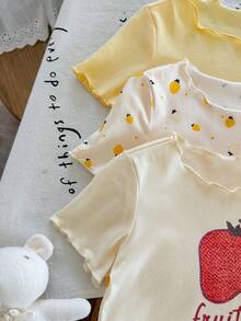 SHEIN LMoss Kids 女婴可爱卡通草莓图案荷叶边圆领短袖短裤柔软针织睡衣套装，6件套夏季 - 芥末黃 - 查看 4
