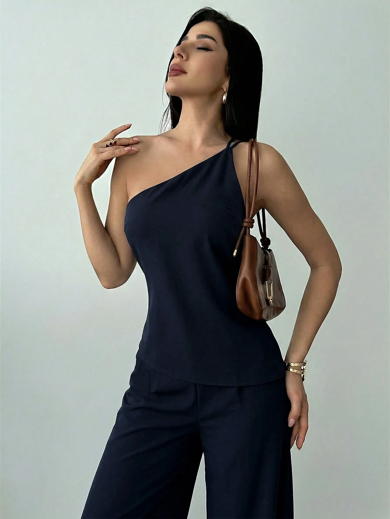 Conjunto feminino de 2 peças Firerie em linho damasco com top assimétrico e calça de cintura alta