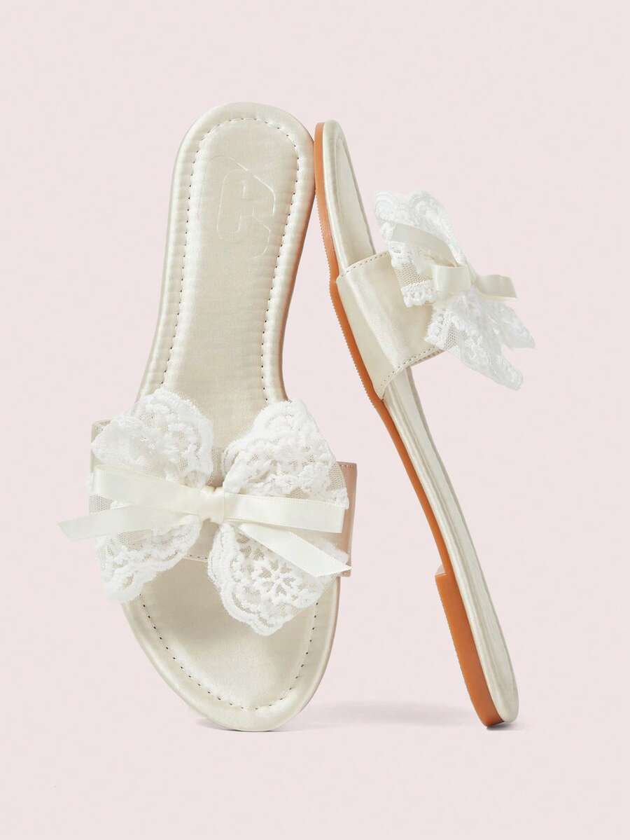 CUCCOO DOLLMOD Scarpe da donna in raso, per primavera ed estate, con decorazione in pizzo e fiocco, punta aperta, fondo piatto, stile dolce, ciabatte piatte beige. - Bianco sporco - Visualizzare 1