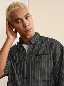 SWAVVY Kemeja Pria Ukuran Standar Kasual Lengan Pendek Bergaris Biru & Putih dengan Bordir Teks Bahasa Inggris Bermotif Bunga - Light Grey - View 5