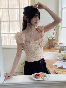 DAZY Áo thun nữ dáng ngắn ôm sát, cổ vuông, tay ngắn, xếp ly, họa tiết hoa nhí dễ thương, thích hợp cho mùa hè. - trắng - Xem 1