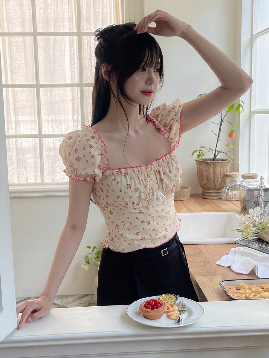 DAZY Áo thun nữ dáng ngắn ôm sát, cổ vuông, tay ngắn, xếp ly, họa tiết hoa nhí dễ thương, thích hợp cho mùa hè. - trắng - Xem 1