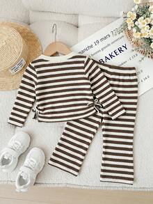 SHEIN Bộ đồ bé gái thường ngày thoải mái gồm áo thun dài tay kẻ sọc và quần ống rộng cạp chun. - màu nâu - Xem 2