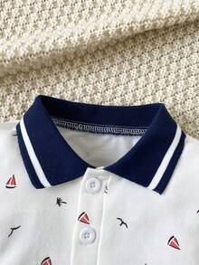 SHEIN 幼儿男童休闲条纹装饰半开襟纽扣领短袖polo衫，适合日常穿着、度假、夏季穿着，3个月-3岁 - 藍白色 - 查看 6