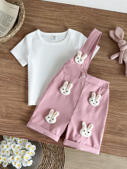 SHEIN Bộ 2 món cho bé gái gồm áo thun cổ tròn dệt kim trơn và quần đùi yếm in hình thỏ 3D, quần đùi dễ thương, đa năng, thoải mái, cạp chun co giãn, gấu quần xắn lên, thiết kế mùa hè.