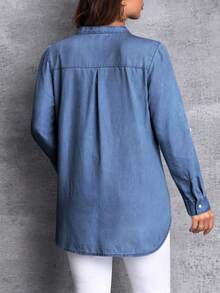 SHEIN Essnce 大码夏季休闲纽扣半开襟贴袋牛仔衬衫 - 藍色 - 查看 2