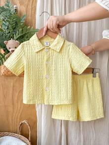 Conjunto de camisa casual de manga corta con cuello para bebé niño en verano, emparejada con pantalones cortos casuales versátiles, adecuado para viajes, vacaciones o paseos diarios de ocio - Amarillo - Ver 3