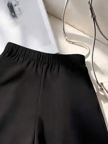 GlowEve CURVE Pantalones cortos casuales con decoración de botones para mujer de talla grande para ir al trabajo - Negro - Ver 5