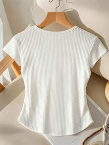 GlowEve CURVE Blusa feminina plus size de verão exclusiva com decote em V e babados, em malha de seda gelada, manga curta e design diferenciado. - Branco - Ver 2