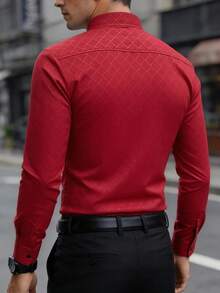 Manfinity Mode Áo sơ mi nam thời trang thường ngày, công sở, đi làm, cổ đứng, màu trơn, cài nút, tay dài, áo sơ mi nam trang trọng, áo sơ mi nam màu trơn. Thích hợp cho mặc hàng ngày, đi làm, đi chơi, dự tiệc, có thể phối với quần tây hoặc vest để dự tiệc, đám cưới, tuần trăng mật. Có thể làm quà tặng cho con trai, chồng, bạn trai, cha, áo sơ mi màu đỏ tía cho nam, áo sơ mi đỏ cho nam, áo sơ mi đỏ phối đen cho nam, áo sơ mi đỏ có họa tiết, áo sơ mi nam cao cấp. - Đỏ - Xem 2
