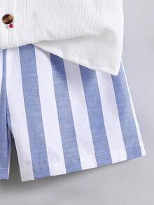 SHEIN Bộ đồ hè mới kiểu hải quân kẻ sọc cho bé trai, áo sơ mi ngắn tay và quần short màu xanh dương và trắng tươi mát, kiểu dáng sinh viên. - Xanh và trắng - Xem 6