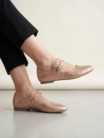 Zapatos tipo Mary Jane para mujer con doble correa ajustable al empeine y hebilla metálica, diseño clásico renovado con estructura de punta redonda, corte bajo que estiliza el pie y plantilla interior suave para brindar comodidad todo el día, suela baja resistente que proporciona ligereza y flexibilidad al caminar, laterales reforzados para conservar la forma original, aptos para combinar con atuendos casuales o formales, faldas, vestidos o pantalones, ideales para uso cotidiano
