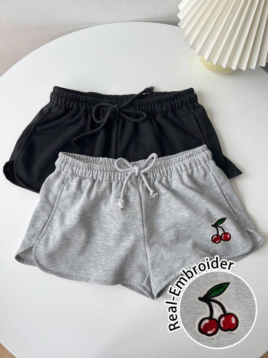 SHEIN Essnce 女款兩件式抽繩彈性腰黑色與灰色修身短褲套裝,休閒極簡運動街頭風,日常百搭派對聚會機場穿搭 Y2K,櫻桃 3D 刺繡貼布,夏季女裝 - 彩色 - 查看 1