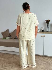 Napfluff CURVE Napfluff CURVE Bộ đồ ngủ nữ 2 món cổ chữ V tay ngắn in hình quả anh đào dễ thương, thích hợp mặc ở nhà mùa hè. - Màu vàng - Xem 2